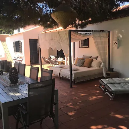 Dom wakacyjny Villa - 5 Min Walk From Beach. 12 People *