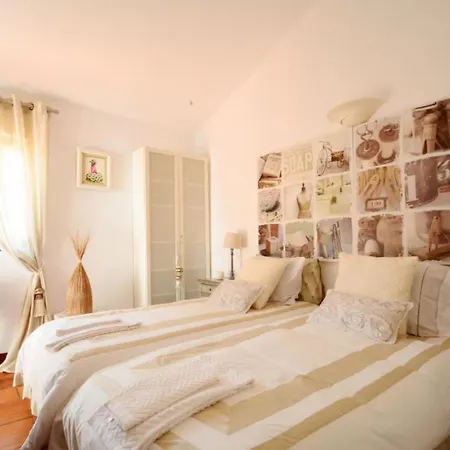 Dom wakacyjny Villa - 5 Min Walk From Beach. 12 People *