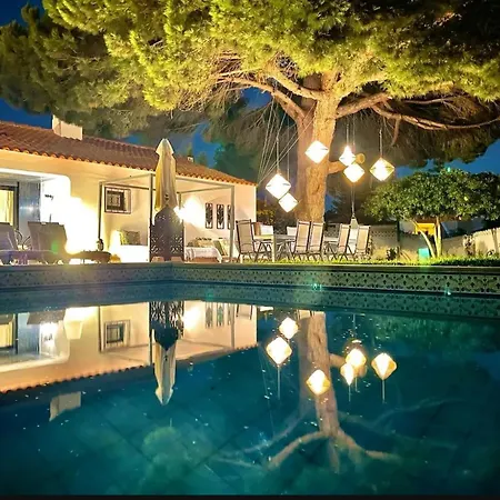 Villa - 5 Min Walk From Beach. 12 People בית נופש