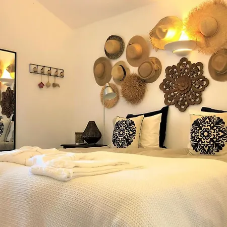 Villa - 5 Min Walk From Beach. 12 People 펜션 *